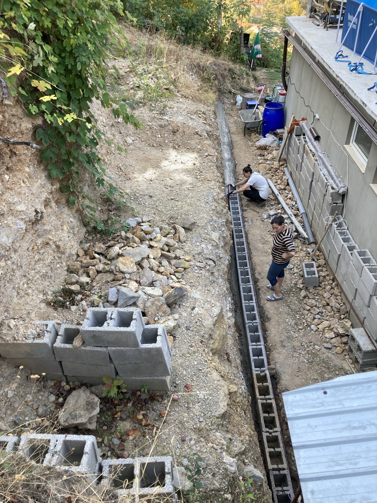Fotografie reală · De sus, de-a lungul zidului